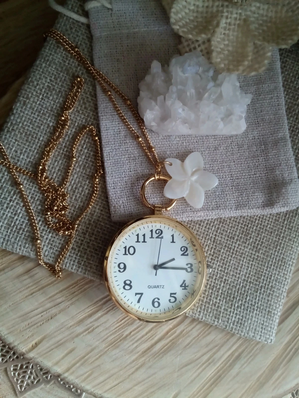 Collier sautoir montre avec fleur de nacre naturelle